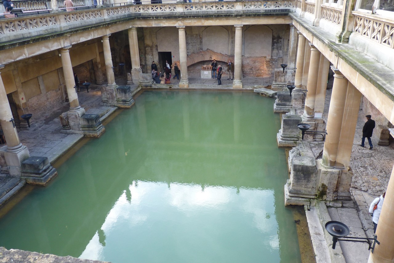 Interno del complesso termale di Bath con colonnato e vasche colme d'acqua