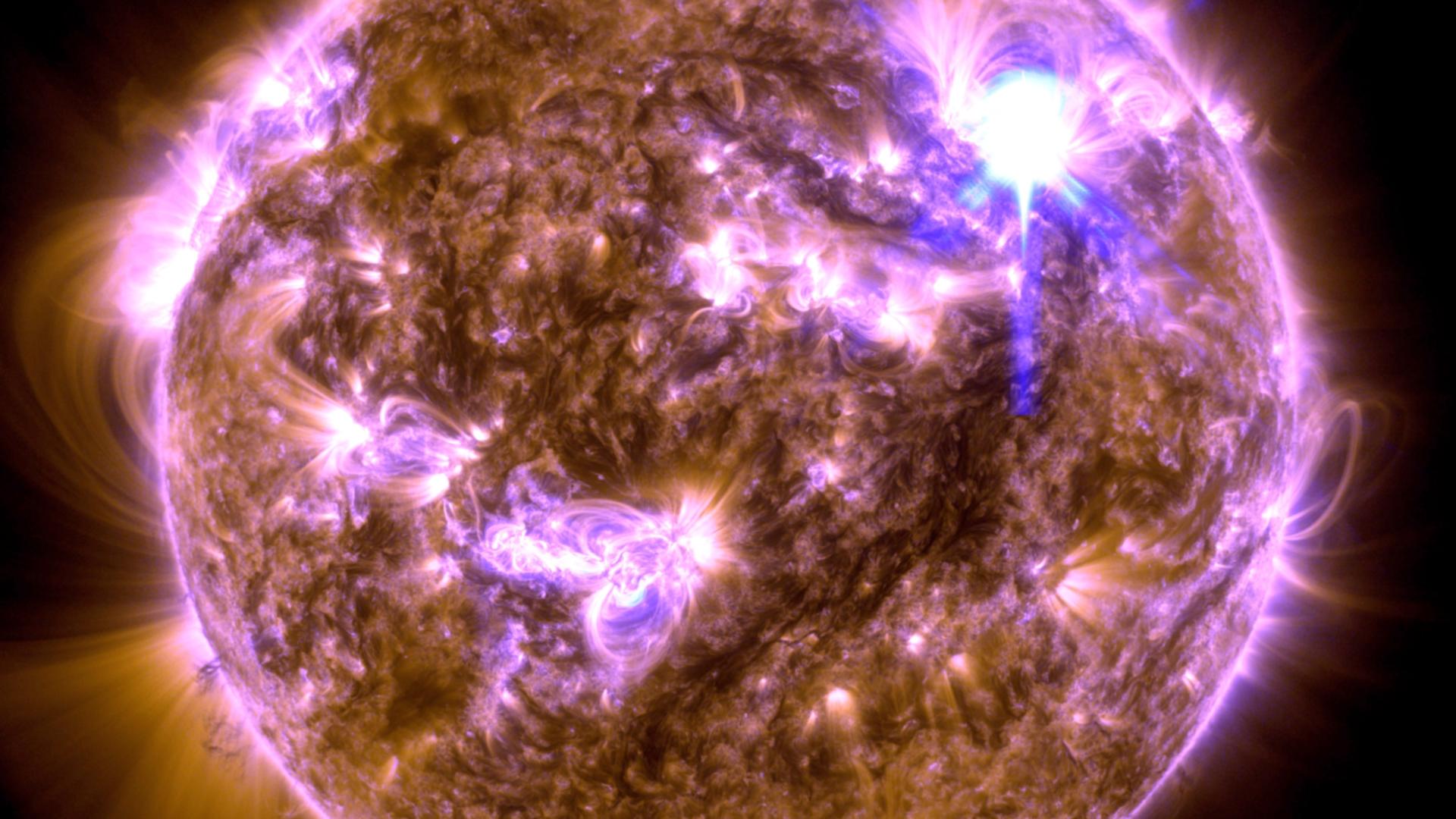 macchie solari tempesta solare colori viola con plasma