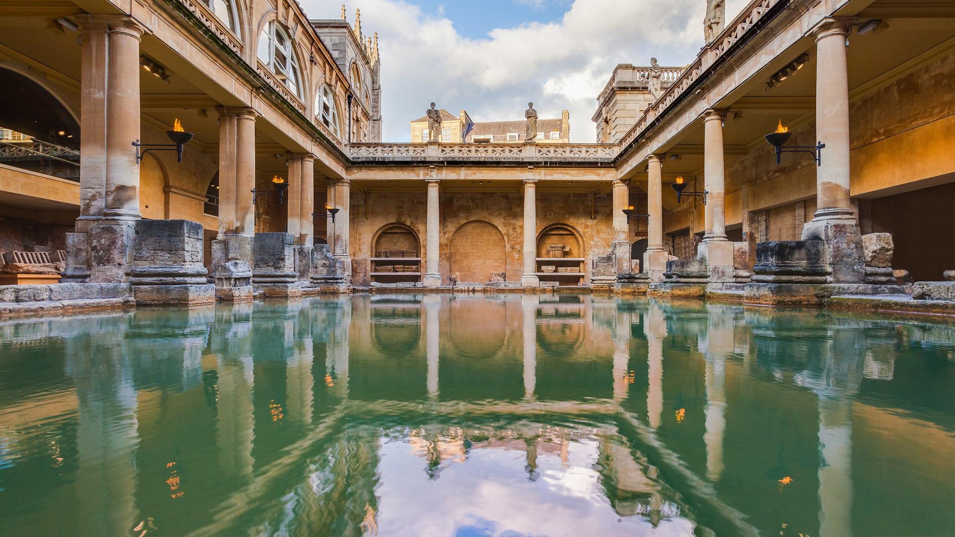 Interno del complesso termale di Bath con colonnato e vasche colme d'acqua