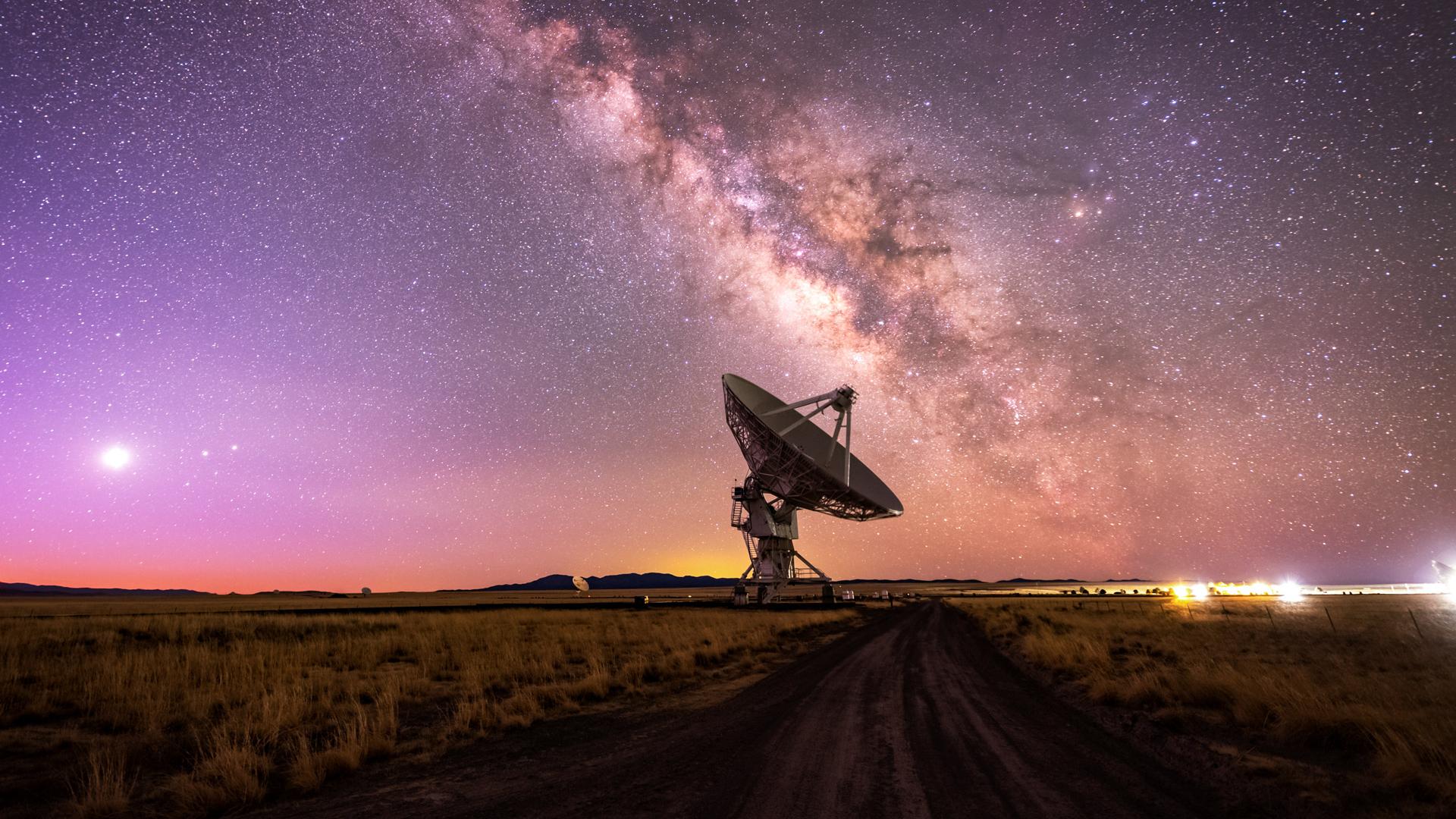 antenna che capta onde radio dall'universo