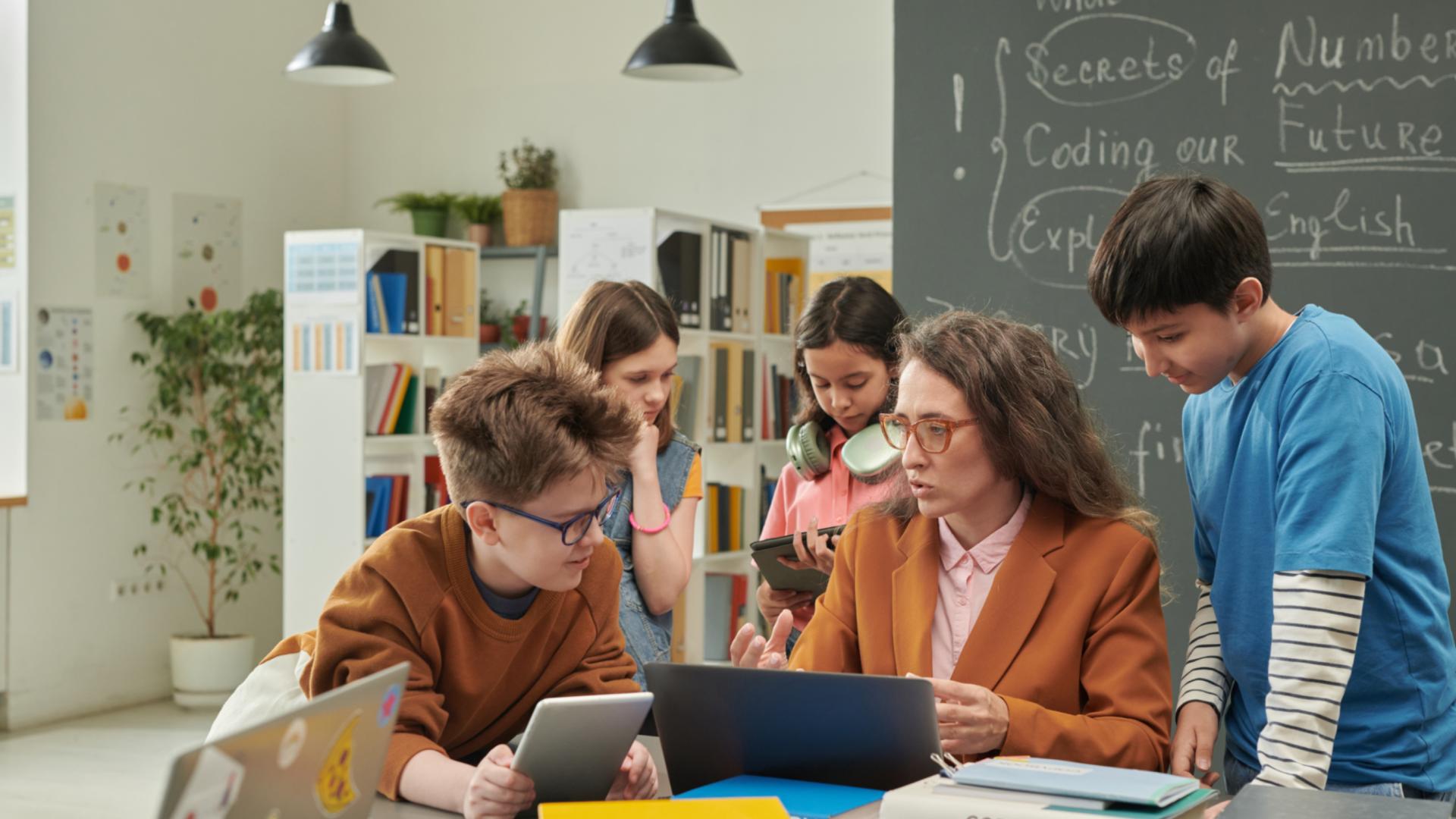 gruppo di studenti a scuola utilizzano pc per i compiti