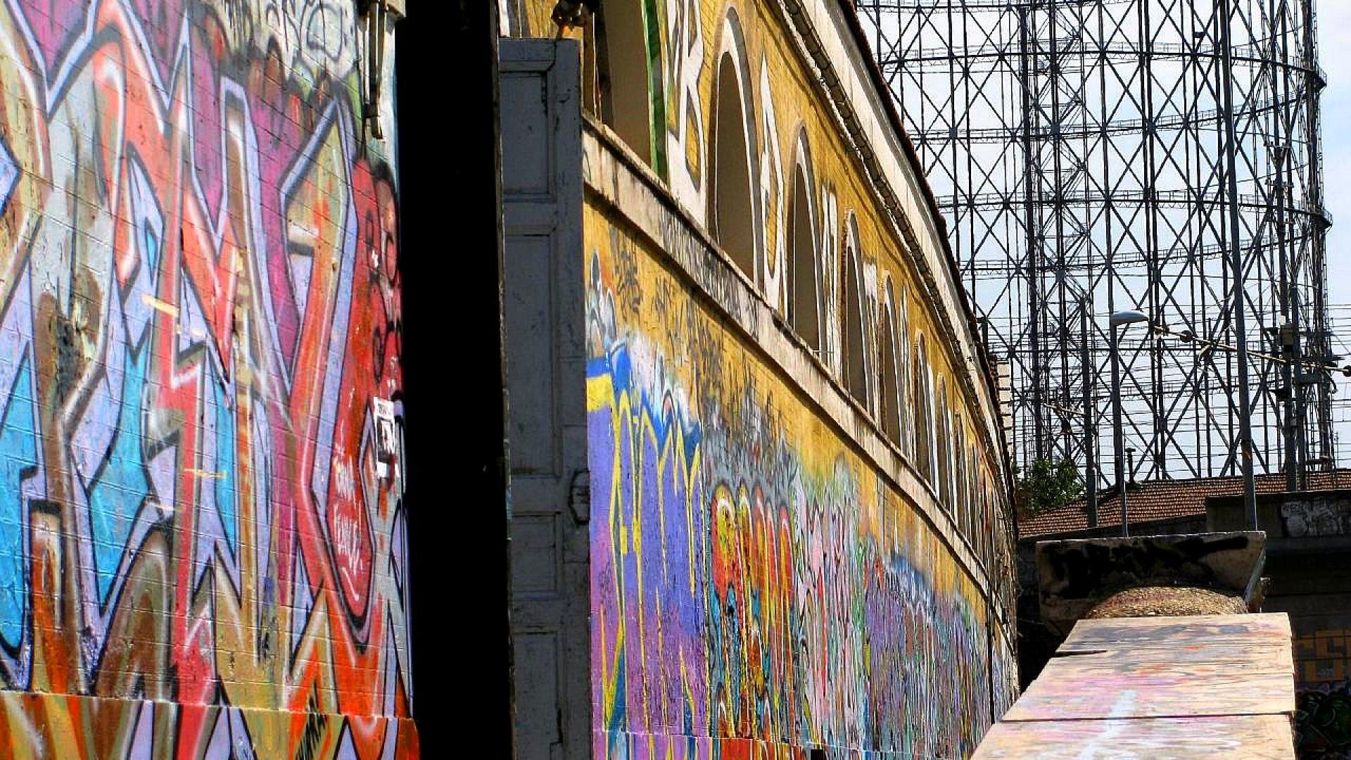 gazometro industriale con muro e murale 