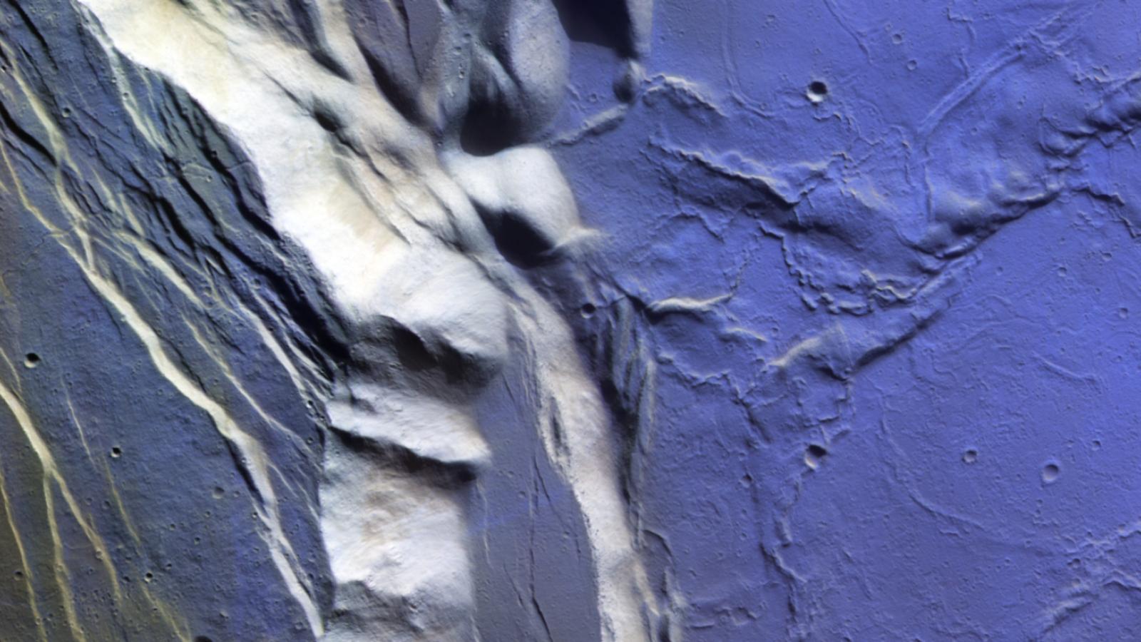 porzione rettangolare della superficie di Marte, evidenziando il terreno in cima a Olympus Mons, il vulcano più alto del sistema solare.
