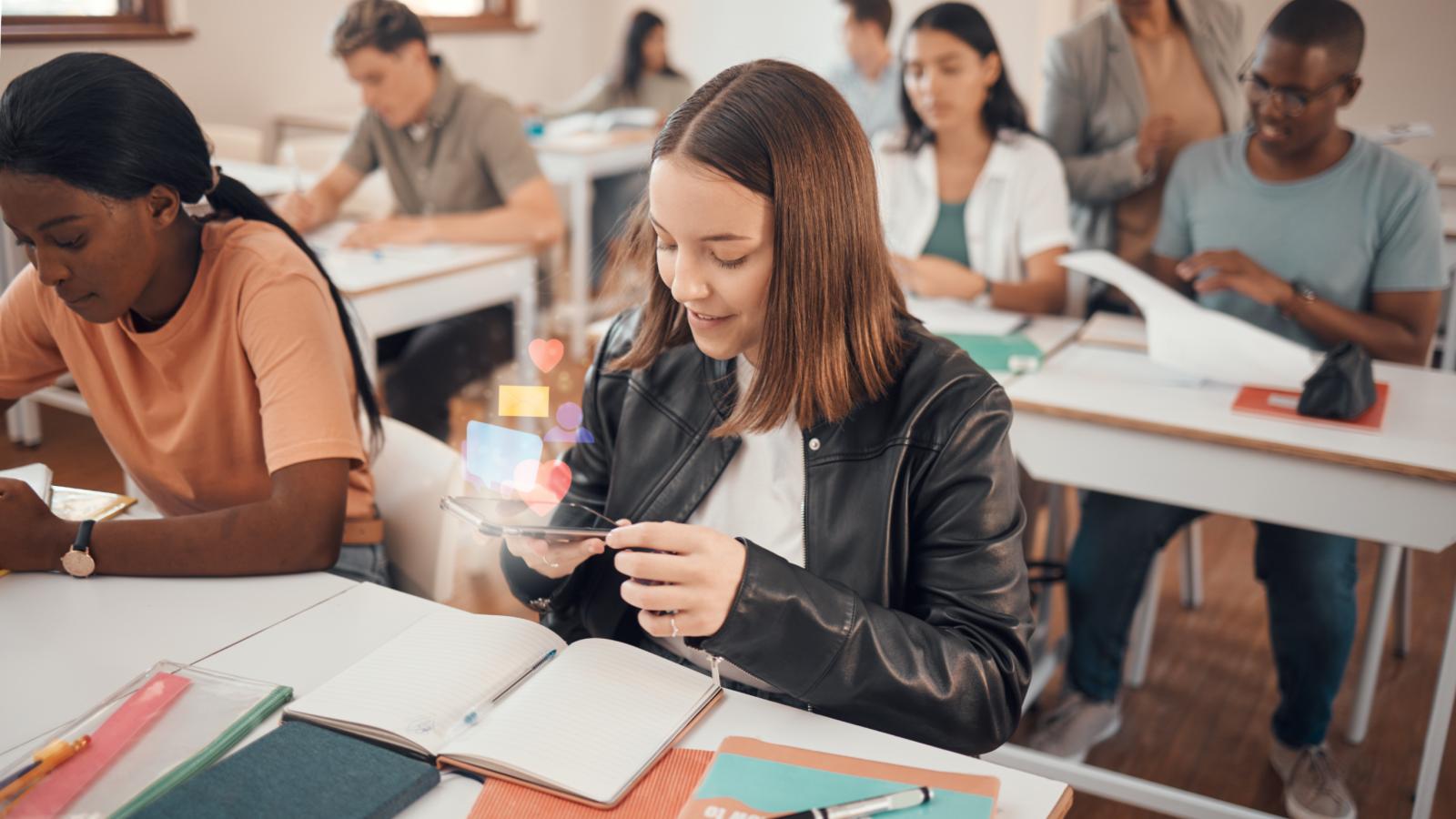 studenti a scuola utilizzano smartphone