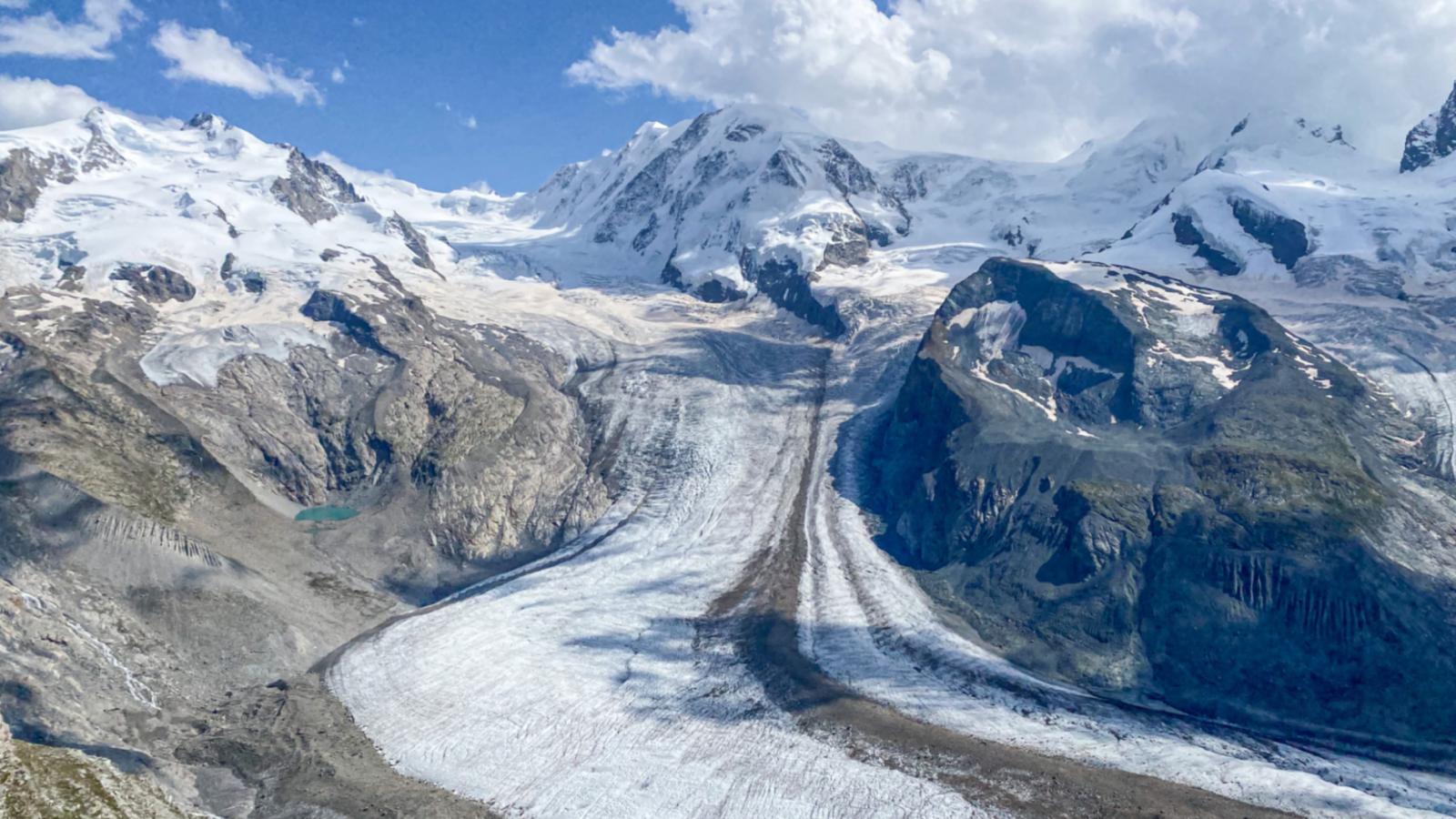 ghiacciaio alpi svizzere sfondo cielo e nuvole