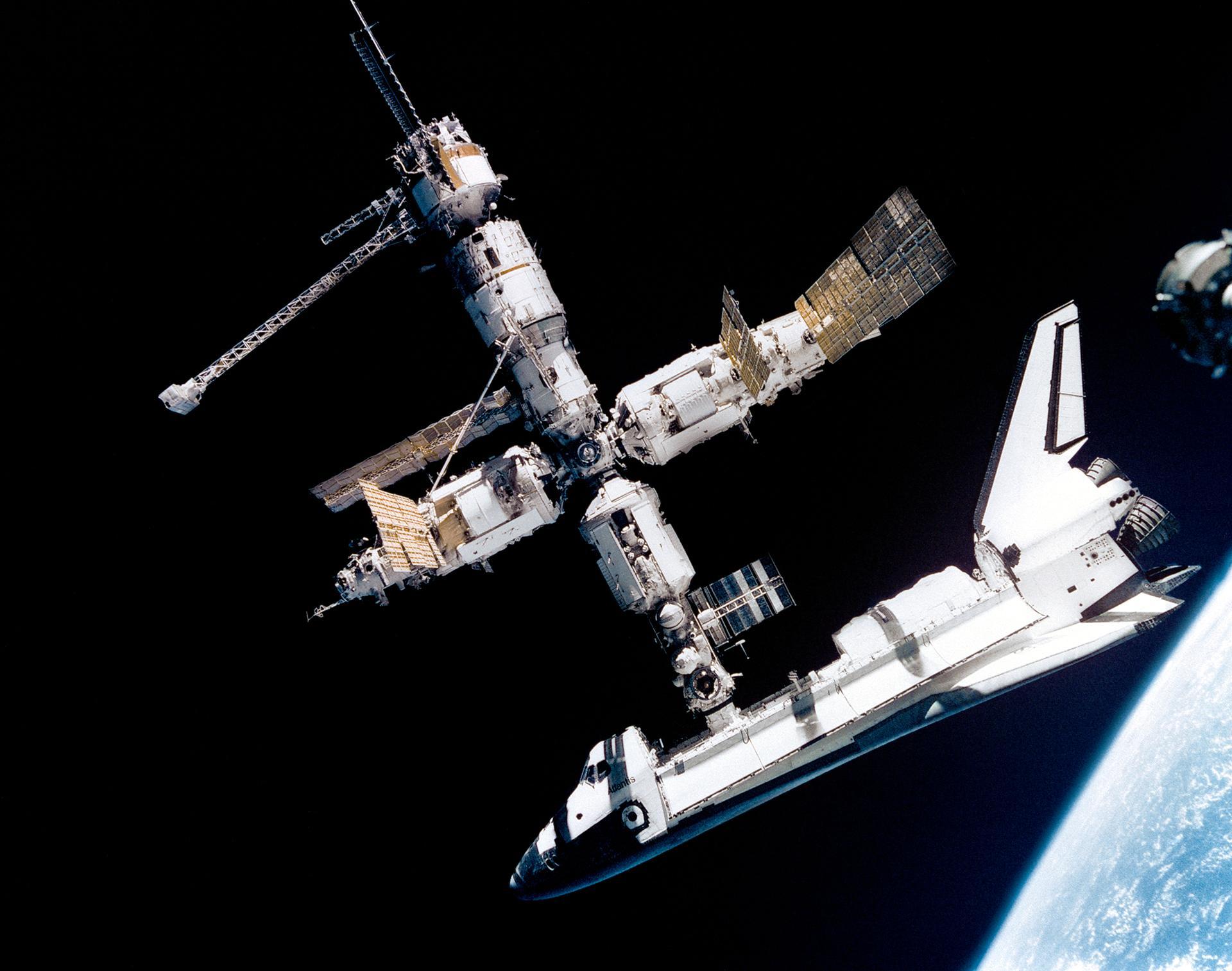 La stazione spaziale russa Mir e lo Space Shuttle