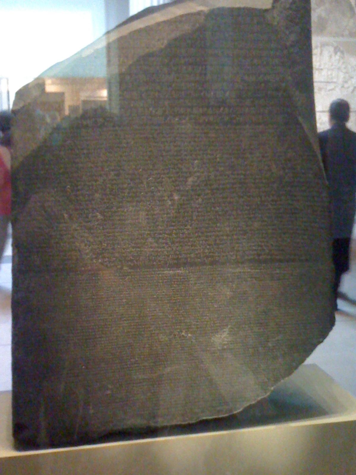 pietra stele rosetta con iscrizioni geroglifici