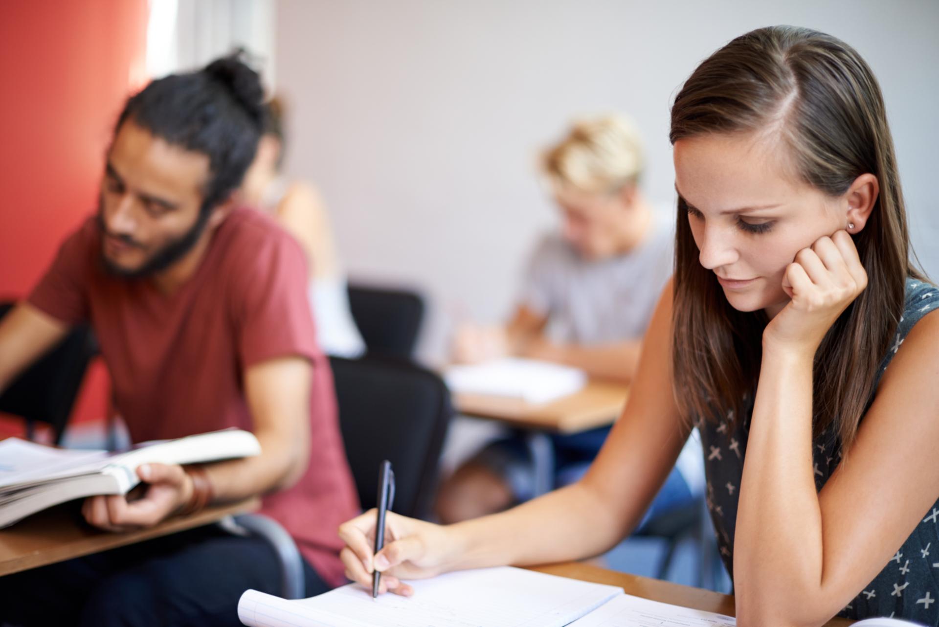 studenti che scrivono su foglio per esame