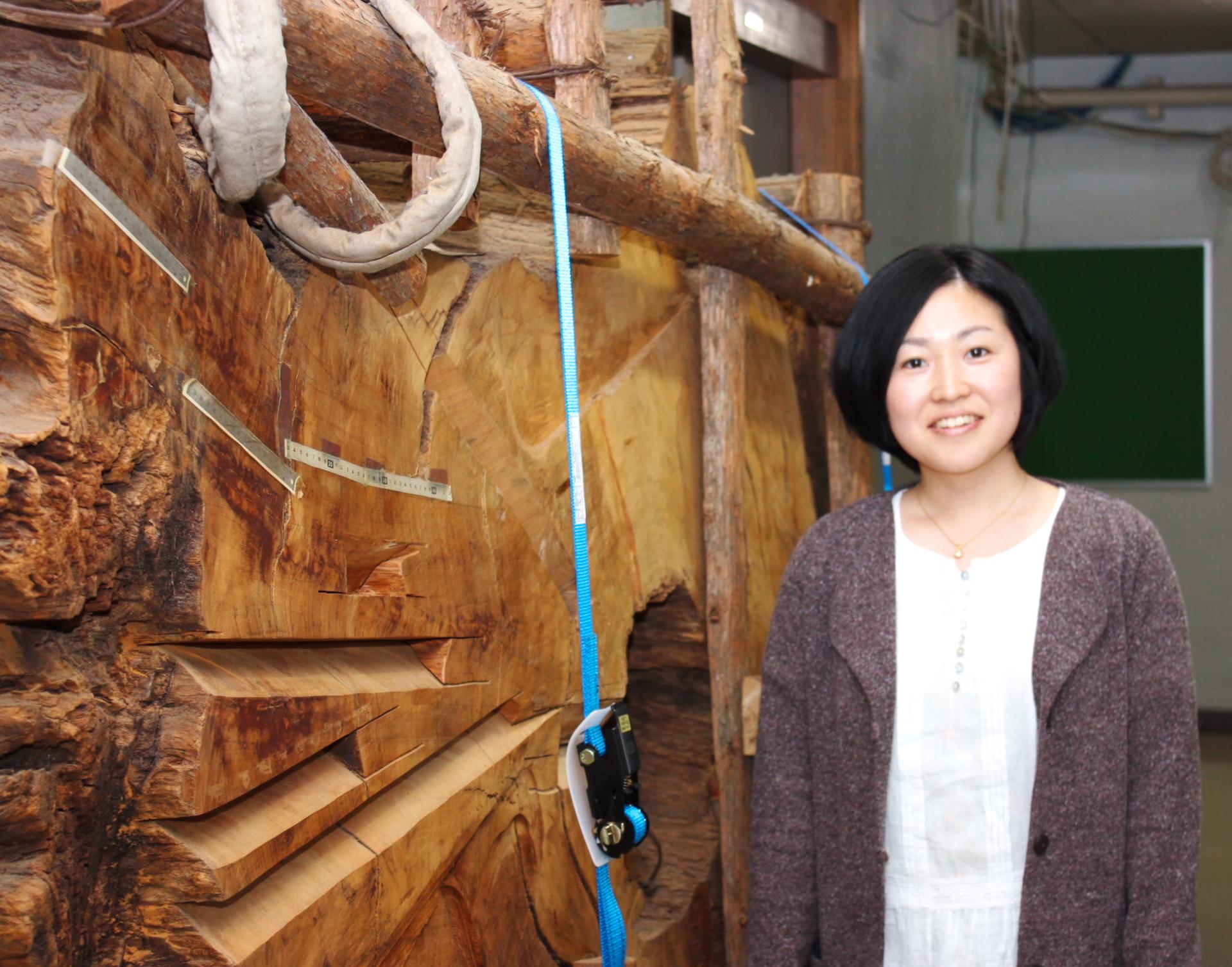donna asiatica scienziata che misura anello accrescimento albero