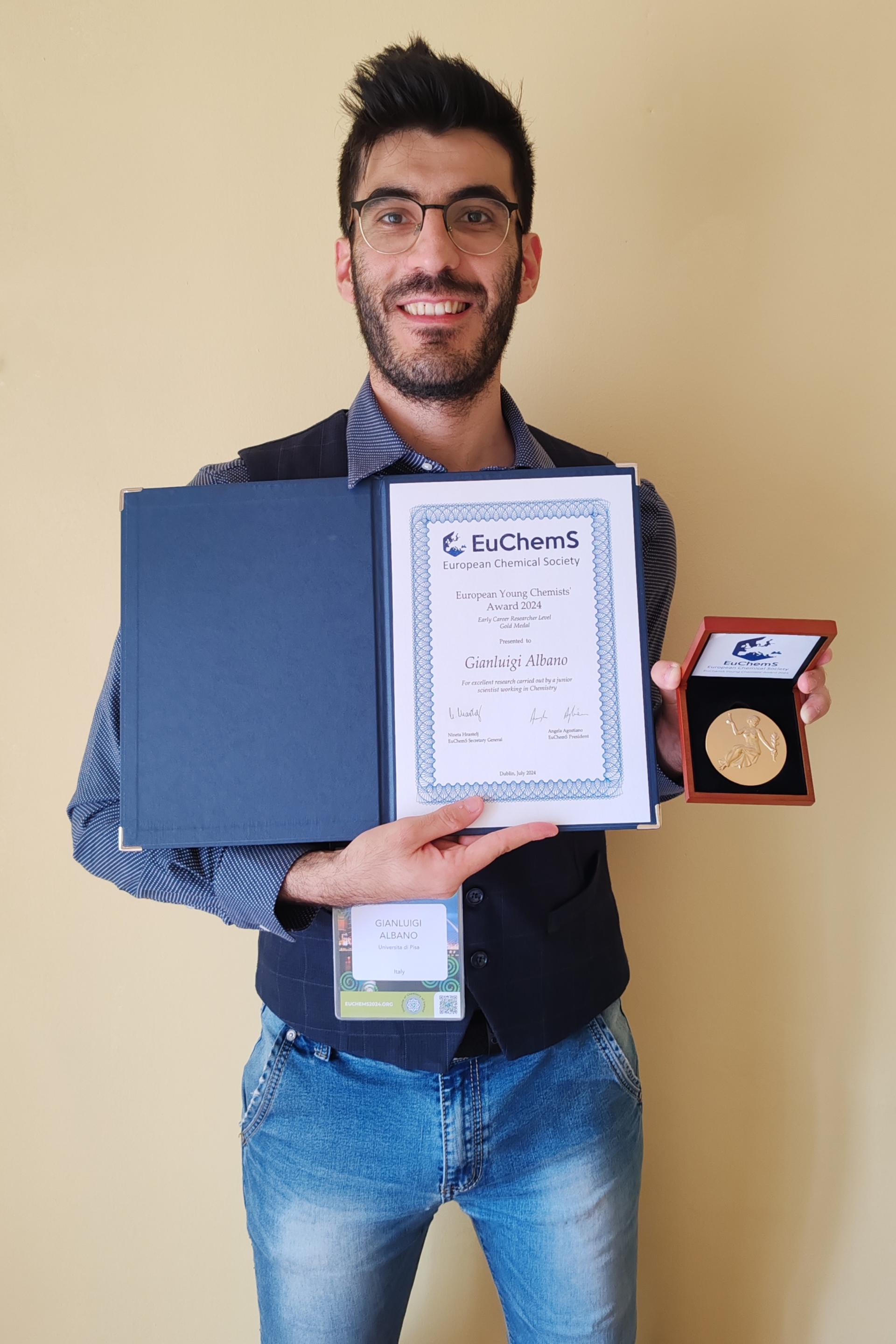 giovane scienziato che vince premio chimica organica