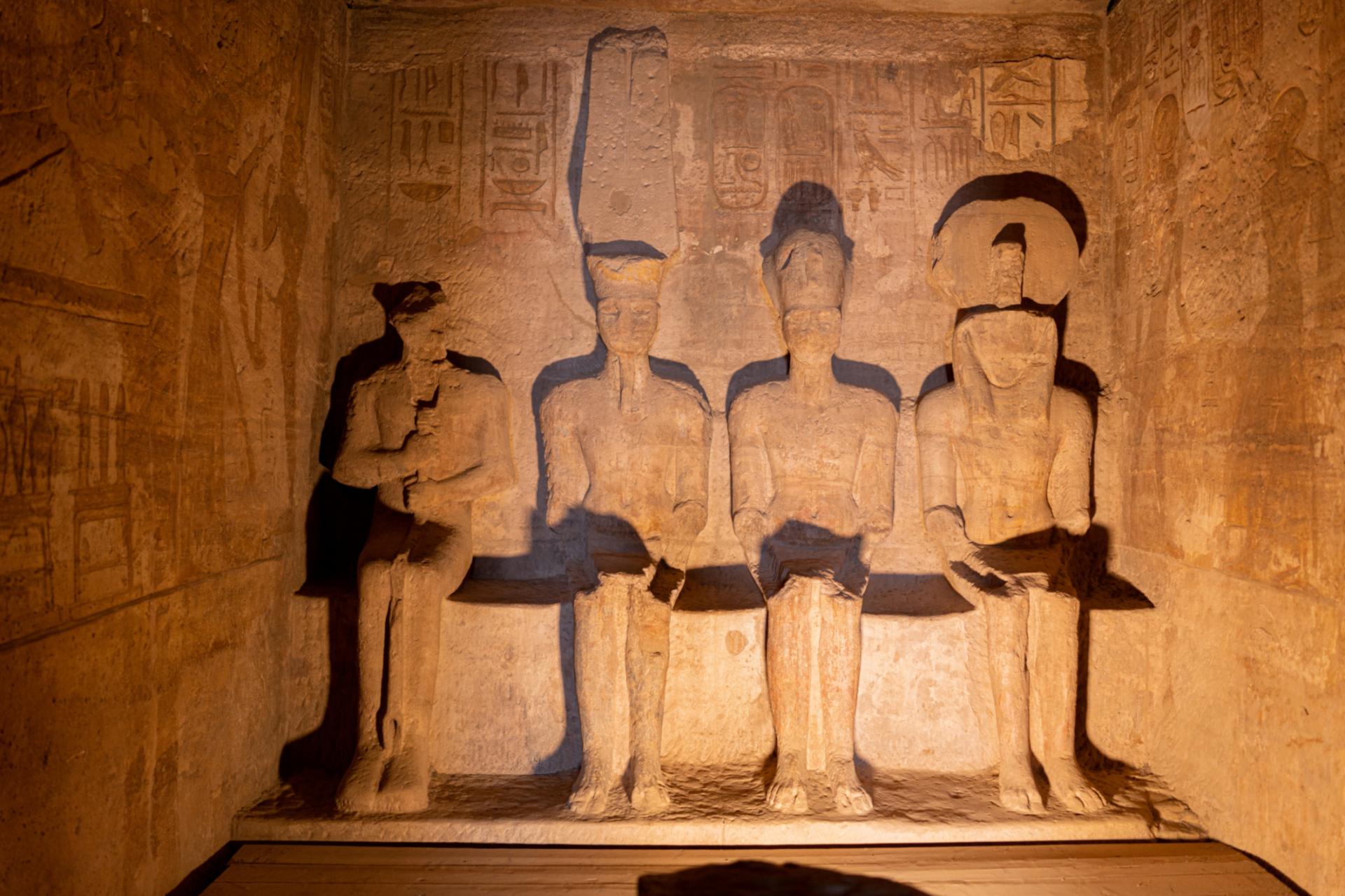 statue egizie all'interno del tempio di abu simbel