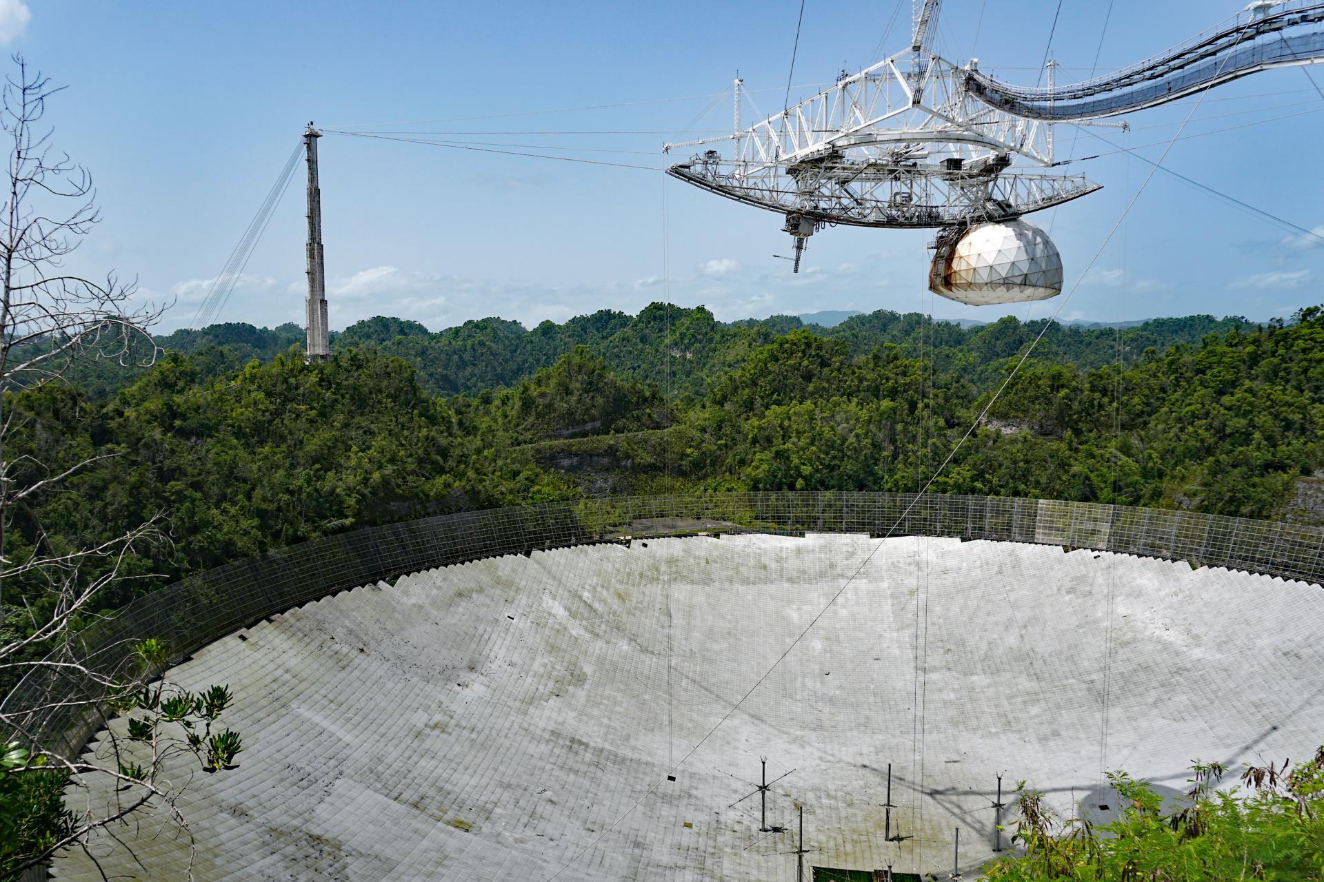 Il radiotelescopio di Arecibo, ora crollato e non più attivo, dal diametro di oltre 300 metri 