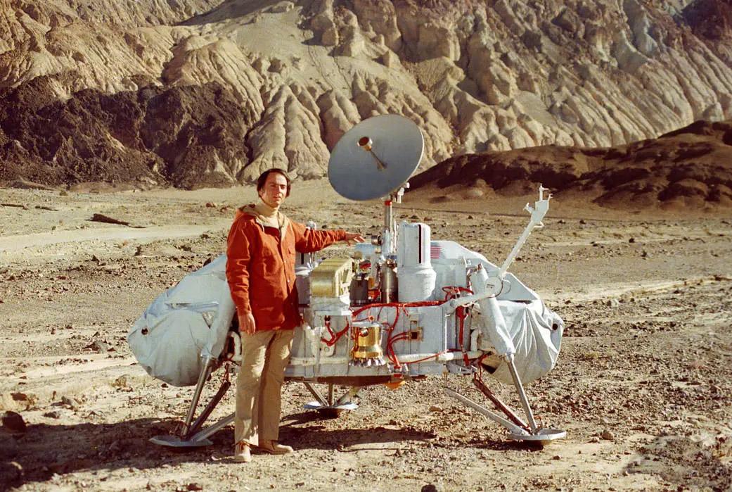 L’astronomo e divulgatore Carl Sagan accanto a un modello della sonda Viking, scesa su Marte a caccia di tracce di vita 