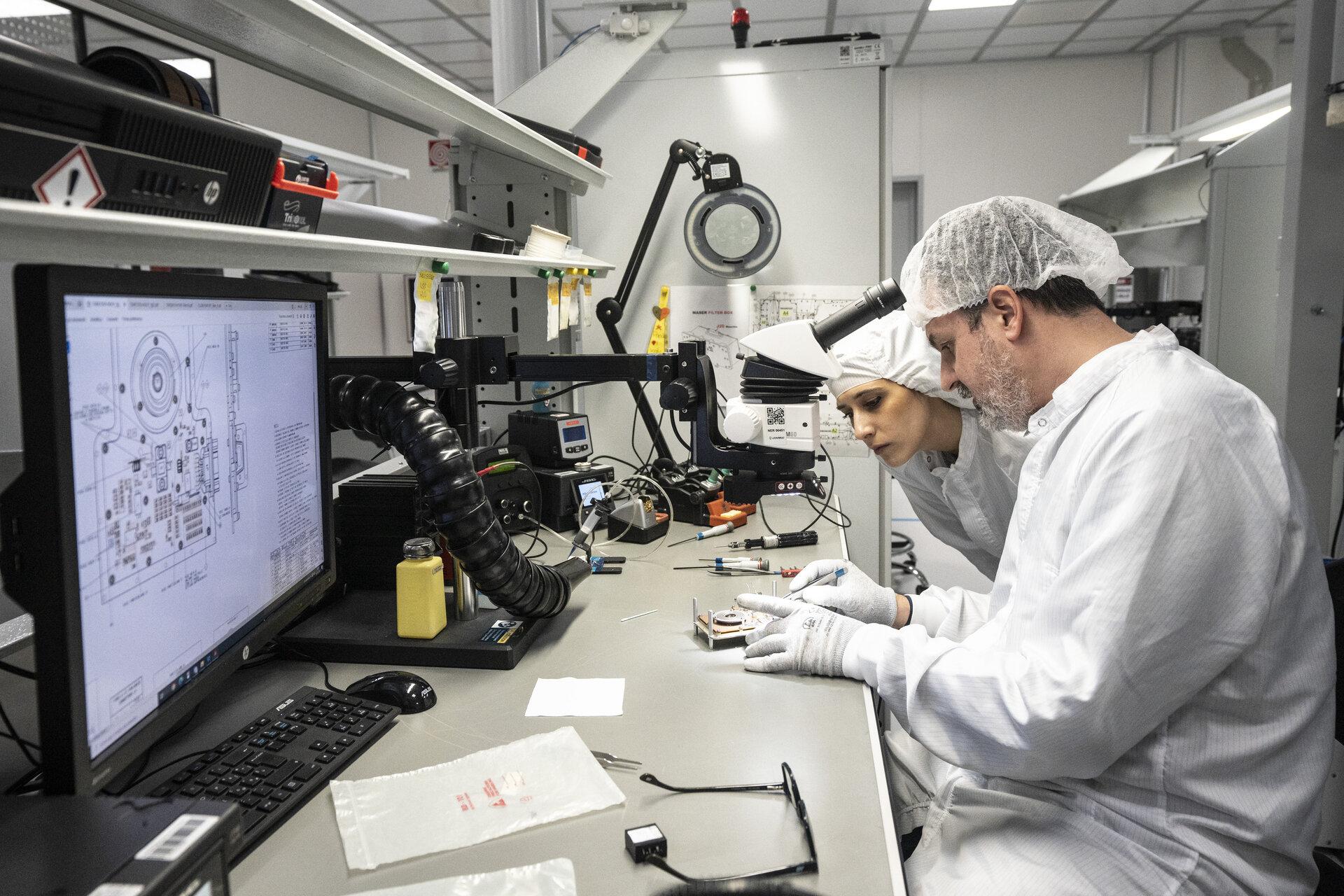 scienziati in laboratorio esperimento